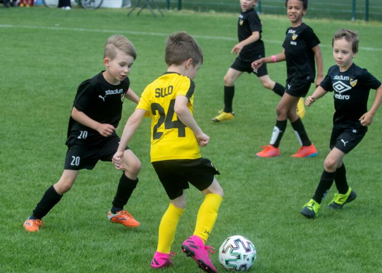 Liikunta ja nuoret jäävät usein paitsioon budjettikeskusteluissa. Kuva Helsinki Cup -junioriturnauksen ottelusta, vastakkain FC Honka ja MPS.