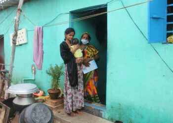 Intian Odishan osavaltiossa asuva Padhin perhe on joutunut muuttamaan kahdesti hirmumyrskyn tuhottua heidän kotinsa. Kuvassa perheen äiti Pravati Padhi (oik.) ja tytär Mitali, joka tuli hiljan itsekin äidiksi.