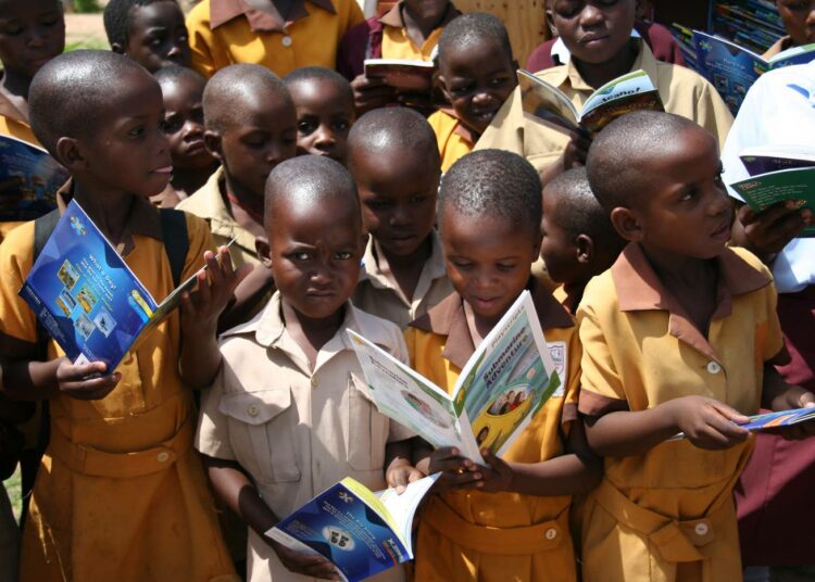 Gwandan peruskoulussa Zimbabwessa lapset nauttivat lukuhetkestä. Lukeminen on äärettömän tärkeä taito koululaiselle.