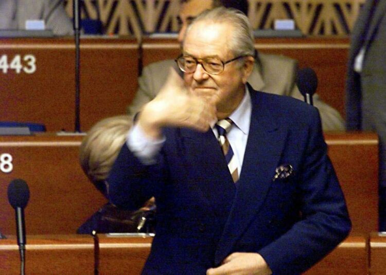 Jean-Marie Le Pen jatkoi poliittista uraansa europarlamentissa.