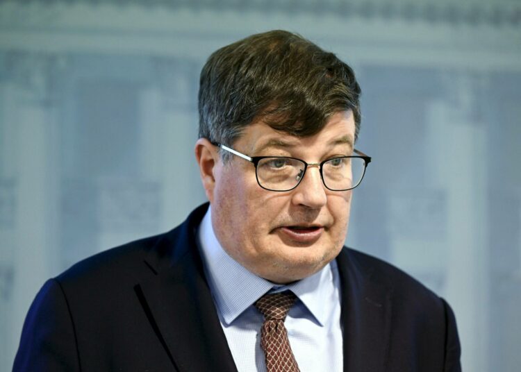 Työministeri Arto Satonen (kok).