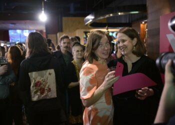 Li Andersson ja Veronika Honkasalo vasemmistoliitolle voitokkaiden kunta- ja aluevaalien vaalivalvojaisissa.