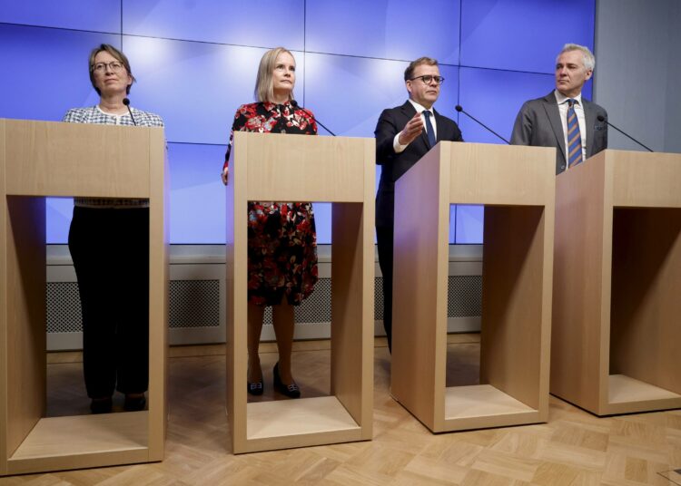 Hallitus kajoaa eläkerahastoihin. Kuvassa hallituspuolueien puheenjohtajat eli Kristillisdemokraattien maa- ja metsätalousministeri Sari Essayah, perussuomalainen valtiovarainministeri Riikka Purra, kokoomuslainen pääministeri Petteri Orpo ja RKP:n opetusministeri Anders Adlercreutz.