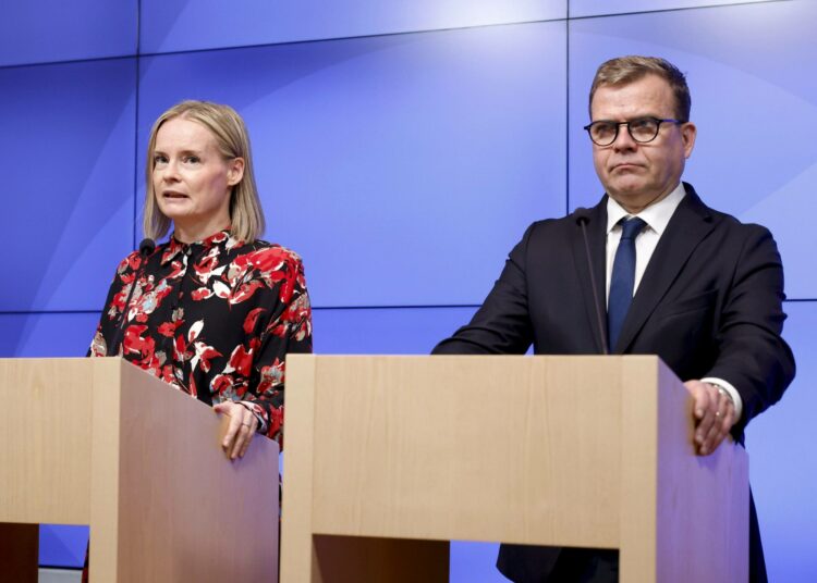 Valtiovarainministeri Riikka Purra (ps) ja pääministeri Petteri Orpo (kok) mediatapaamisessa Helsingissä 22. huhtikuuta 2025.