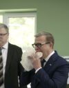 Pääministeri Petteri Orpo (oik) tutustui Hesburgerin ruokatehtaaseen Ukrainan-vierailullaan vviime viikolla. Hän söi tuolloin hampurilaisen Hesburgerin toimitusjohtajan Kari Salmelan (vas.) kanssa.