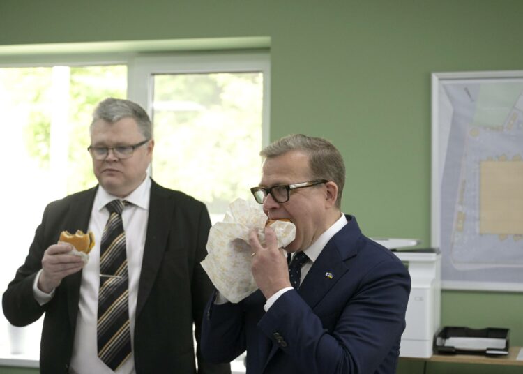 Pääministeri Petteri Orpo (oik) tutustui Hesburgerin ruokatehtaaseen Ukrainan-vierailullaan vviime viikolla. Hän söi tuolloin hampurilaisen Hesburgerin toimitusjohtajan Kari Salmelan (vas.) kanssa.