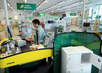 Laura Meriluoto näkee apteekkiuudistuksen osana oikeistohallituksen laajempaa keskittämispolitiikkaa.