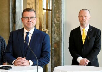 Eduskuntatalo hiljeni yli kuukaudeksi, mutta pääministeri Petteri Orpo ei pääse pakoon perussuomalaisten rasistisia tempauksia.