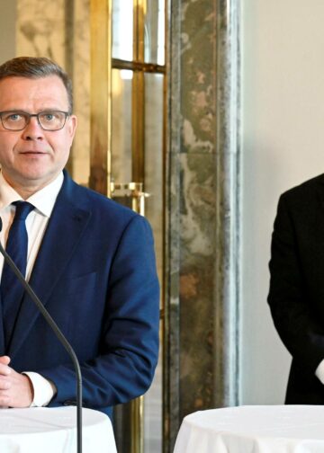 Eduskuntatalo hiljeni yli kuukaudeksi, mutta pääministeri Petteri Orpo ei pääse pakoon perussuomalaisten rasistisia tempauksia.