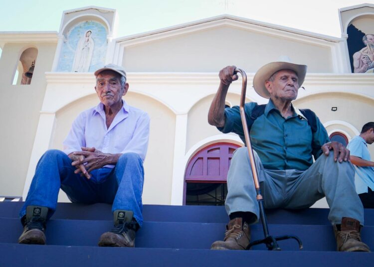 Paikalliset Ignacio Chicas ja Gregorio Romero El Mozoten kirkon edustalla. El Salvadorin sisällissodan arvioidaan vaatineen yli 75 000 kuolonuhria ja 8 000 kadonnutta.