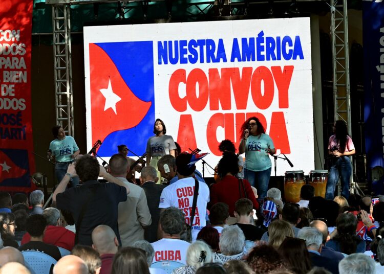 Ensimmäisen Kuubaan saapuneen solidaarisuuslaivueen aluksen miehistö osallistuu Havannassa järjestettyyn tapaamiseen muiden kansainvälisten aktivistien kanssa. Laivue on koonnut yhteen noin 650 aktivistia 33 maasta ja noin 140 kansainvälisestä järjestöstä.