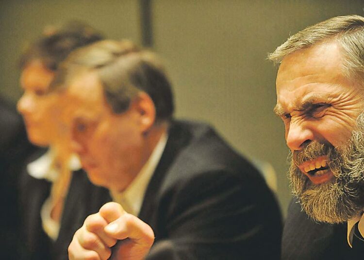 Anja Heinänen (vas.), Jussi Sillanpää ja Juha Mieto tiedotustilaisuudessa Kansanliike Kaskisten sellutehtaan puolesta viime torstaina.