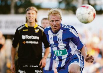 HJK:n Aki Riihilahti (edessä) ja Hongan Hermanni Vuorinen kuuluvat Pasi Palmun ?veikkausliigamaajoukkueeseen?.