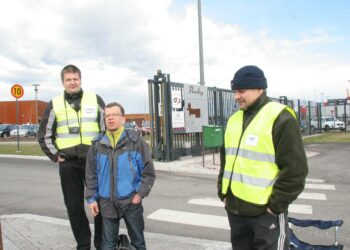 Pauligin paahtimolla Helsingissä lakkovahteina olivat keskiviikkona Jaakko Saastamoinen, pääluottamusmies Juha Sulisalo ja Jari Fält. ?Kaikki vakituiset ovat lakossa, Sulisalo kertoi.