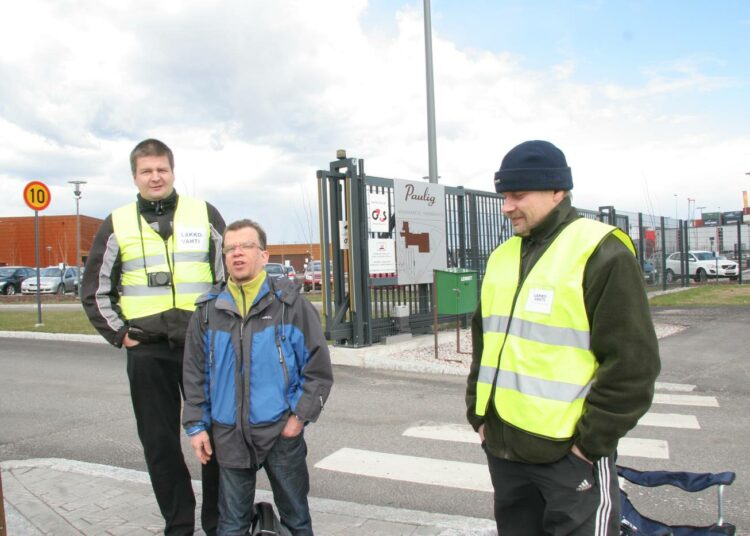 Pauligin paahtimolla Helsingissä lakkovahteina olivat keskiviikkona Jaakko Saastamoinen, pääluottamusmies Juha Sulisalo ja Jari Fält. ?Kaikki vakituiset ovat lakossa, Sulisalo kertoi.