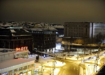 Earth Hour 2010 ilmastokampanjan tulokset luovutettiin tiistaina ympäristöministeri Paula Lehtomäelle. Kuvassa Bio Rexin elokuvateatteri, eduskunnan lisärakennus eli pikkuparlamentti, eduskuntatalo ja Mannerheimintie Earth Hour -tapahtuman aikaan Helsingissä, 28. maaliskuuta 2009.