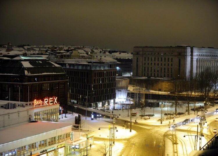 Earth Hour 2010 ilmastokampanjan tulokset luovutettiin tiistaina ympäristöministeri Paula Lehtomäelle. Kuvassa Bio Rexin elokuvateatteri, eduskunnan lisärakennus eli pikkuparlamentti, eduskuntatalo ja Mannerheimintie Earth Hour -tapahtuman aikaan Helsingissä, 28. maaliskuuta 2009.