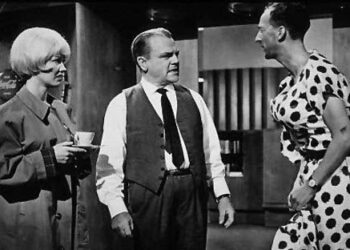 James Cagney on vanhoilla päivillään hirmuvedossa elokuvassa Yks, kaks, kolme.