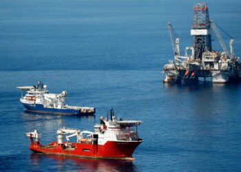 Öljyvuodon tukkimiseen osallistuvia laivoja Deepwater Horizonin onnettomuuspaikan lähellä Meksikonlahdella viime viikolla.
