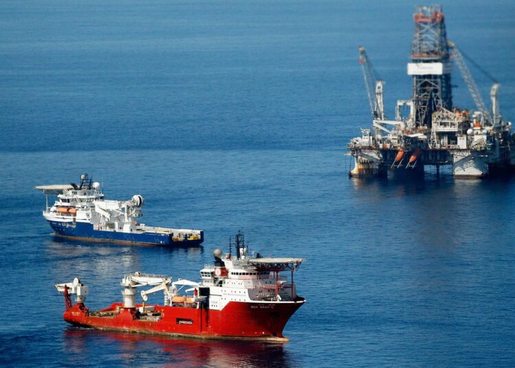 Öljyvuodon tukkimiseen osallistuvia laivoja Deepwater Horizonin onnettomuuspaikan lähellä Meksikonlahdella viime viikolla.