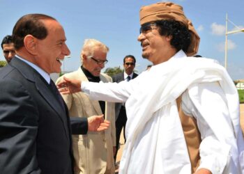 Italian pääministeri Silvio Berlusconi ja Libyan johtaja Muammar Gaddafi elokuussa 2008 Berlusconi vieraillessa Libyassa.