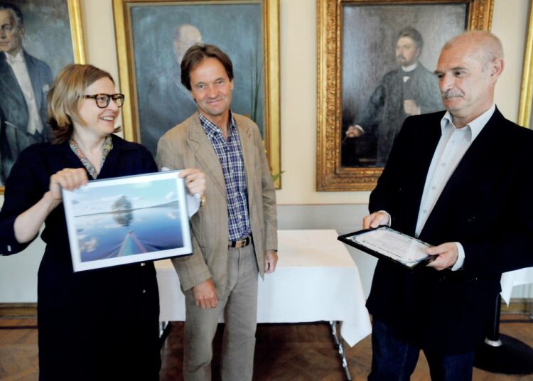 Tasa-arvoasiain neuvottelukunnan puheenjohtaja Heidi Hautala ja Miesjaoston puheenjohtaja Kari Uotila luovuttivat Miehen työ -palkinnon Ralf Sundille.