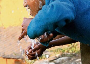 Nepalilainen Sarita Shrestha tuli iltapesulle kylän kaivolle. Nepalissa on tuettu lasten perusopetusta Suomen kehitysyhteistyövaroin 1990-luvun lopulta lähtien.