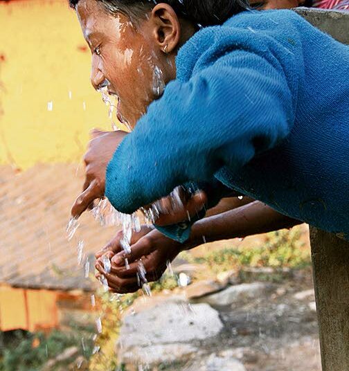Nepalilainen Sarita Shrestha tuli iltapesulle kylän kaivolle. Nepalissa on tuettu lasten perusopetusta Suomen kehitysyhteistyövaroin 1990-luvun lopulta lähtien.