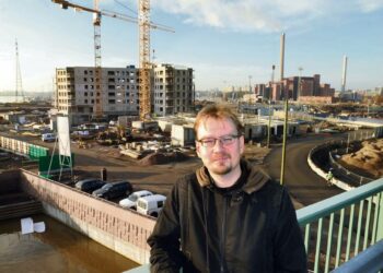 – Yhtään laatikkokauppaa en halua enää Helsinkiin, sanoo Sampo Villanen. Taustalla rakenteilla olevaa Helsingin Kalasatamaa.