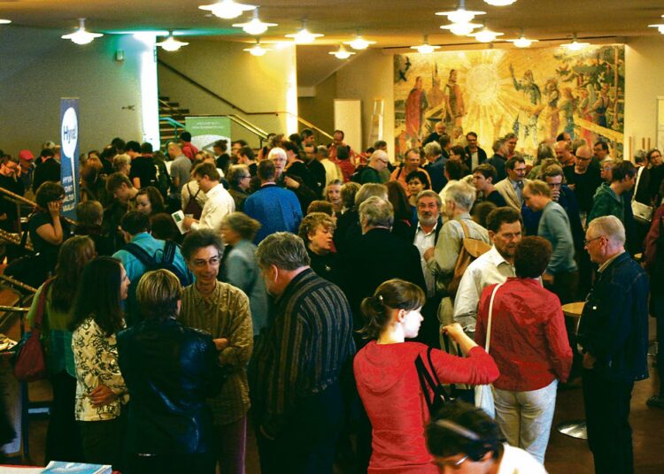 Ensimmäisen Vapaus valita toisin -foorumi kesäkuussa 2009 keräsi tuvan täyteen.
