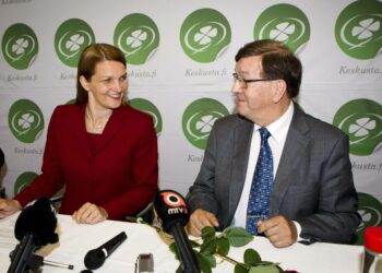 Keskustan puheenjohtaja Mari Kiviniemen asema on muuttumassa tukalammaksi.