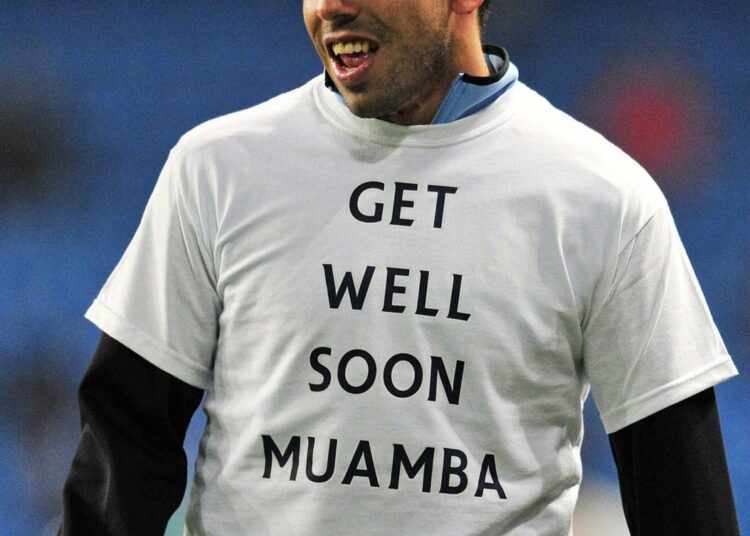 Puolen vuoden pannasta keskiviikkona vapautunut Manchester Cityn Carlos Tevez toivotti paitatekstissään Fabrice Muamballe pikaista paranemista.