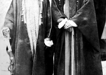 Mohammed Asad (oik.) poseeraa paikallisen emiiriin kanssa.