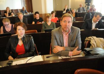 Vasemmistoliiton eduskuntaryhmän kesäkokouksessa puheenjohtaja Paavo Arhinmäki ja Anna Kontula.