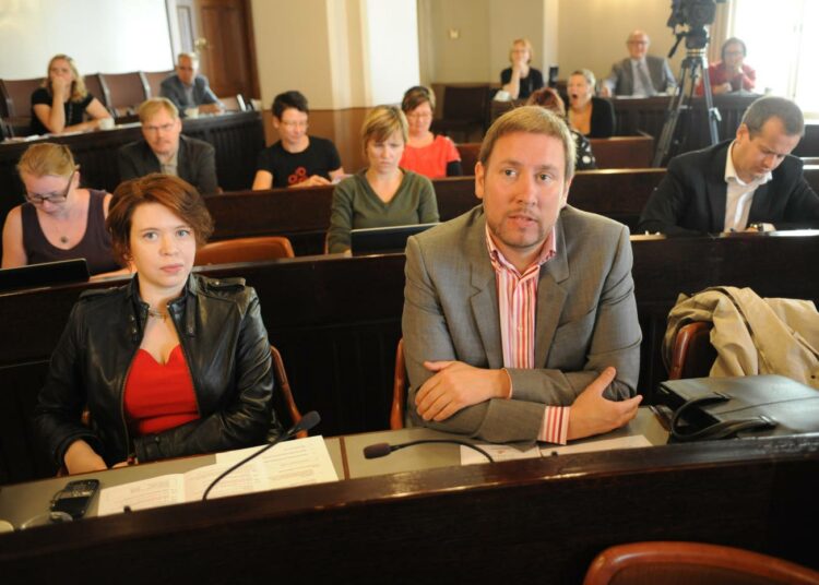 Vasemmistoliiton eduskuntaryhmän kesäkokouksessa puheenjohtaja Paavo Arhinmäki ja Anna Kontula.