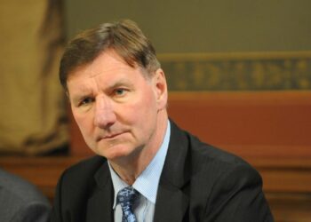 Opetusministerin mielestä politiikkaa voi esitellä oppilaitoksissa.