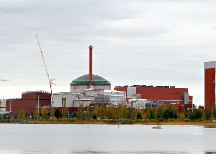 Tutkijatohtori Markku Sippolan mukaan Areva  teki strategisen valinnan pyrkiessään pitämään ammattiliitot ydinvoimalatyömaan ulkopuolella.
