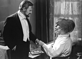 Elefanttimies on elokuva epämuodostuneesta miehestä viktoriaanisessa Lontoossa. Kuvassa Anthony Hopkins ja elefanttimiestä esittävä John Hurt.