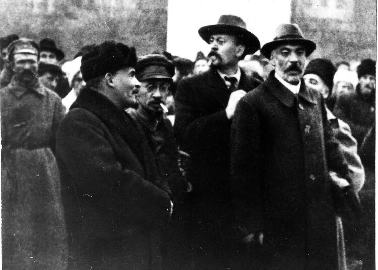 Lenin (vas.), Sverdlov, Vladimirski ja Smirodovitš vallankuomousaukiolla ennen Marxin ja Engelsin väliaikaisen muistomerkin paljastustilaisuutta 7.11.1918.