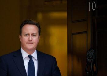 David Cameron pääministerin virka-asunnon, Downing Street 10:n edessä.