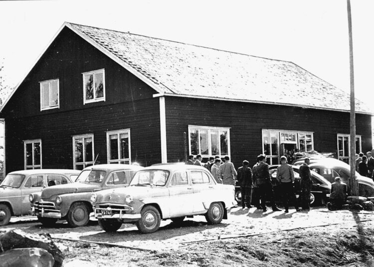 Yhteisvoimin rakennetusta työväentalosta tuli koko kylän kulttuuri- ja vapaa-ajankeskus. Ra-kentamisrahoja hankittiin erityisesti tanssien järjestämisellä.