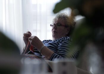 Eläkkeellä on aikaa tehdä vaikka käsitöitä, ja varsinkin naisilla aikaa on paljon, sillä heille eläkkeellä oloaikaa kertyy nykyisin 25 vuotta.