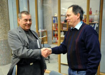 Työväenperinne ry valitsi vuoden parhaat harrastajatutkijoiden työväentutkimukset tiistaina. Tapio Bergholm onnittelee Koverhar -historiasta palkittua Pertti Vuoriota (vas.).