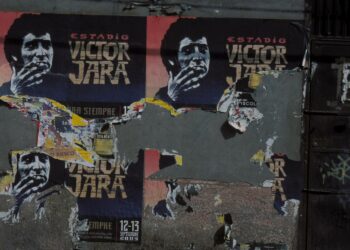 Santiagon stadion, jolla Victor Jara surmattiin, on syyskuusta 2003 lähtien kantanut hänen nimeään. Kuvassa julisteita stadionin avajaisista uudella nimellä.