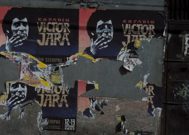 Santiagon stadion, jolla Victor Jara surmattiin, on syyskuusta 2003 lähtien kantanut hänen nimeään. Kuvassa julisteita stadionin avajaisista uudella nimellä.
