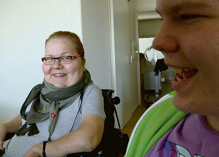 Saila ja Sampo Luumi löysivät toisensa sähköpyöräsalibandyn parista. Saila on cp-vammainen, Sampo sairastaa Duchennen lihasdystrofiaa.