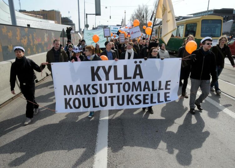 Opiskelijoiden mielenosoitus puolusti maksutonta koulutusta huhtikuussa 2010. Nyt lukukausimaksuja vyörytetään entisen kulttuuriministeri Paavo Arhinmäen mukaan korkeakouluihin EU- ja ETA -maiden ulkopuolisten opiskelijoiden kautta.