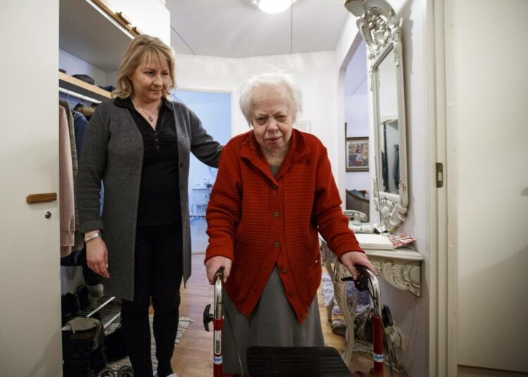 Tukihenkilö Mari Laukkanen (vas.) avustaa 87-vuotiasta Kaarina Silvennoista tämän kotona Tampereella. Tampereella ikäihmisten palveluita on pyritty tuottamaan uudenlaisella tehostetulla Kotitori-mallilla. SuPerin selvityksen mukaan vanhusten kotihoito on kriisissä.