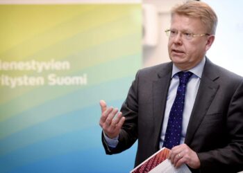 Elinkeinoelämän keskusliiton EK:n toimitusjohtaja Jyri Häkämies uhkaa työmarkkinaneuvottelujen katkaisemisella.