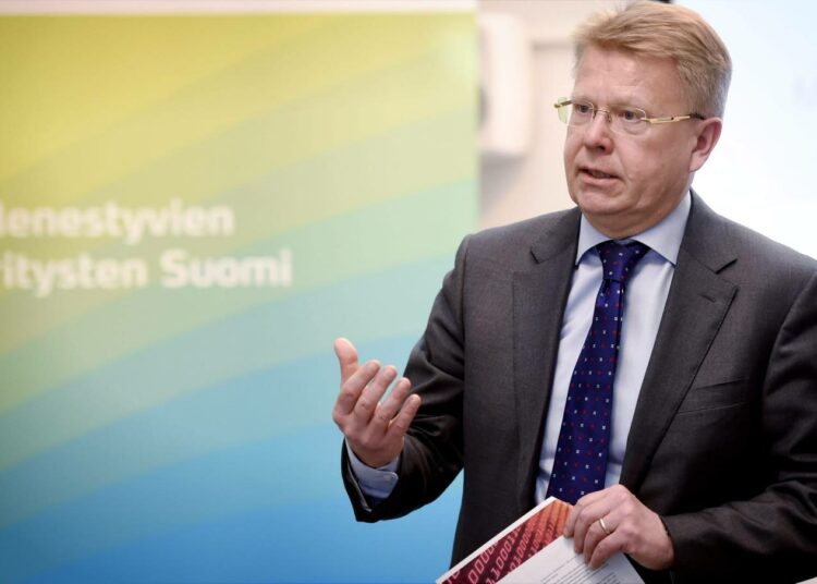 Elinkeinoelämän keskusliiton EK:n toimitusjohtaja Jyri Häkämies uhkaa työmarkkinaneuvottelujen katkaisemisella.